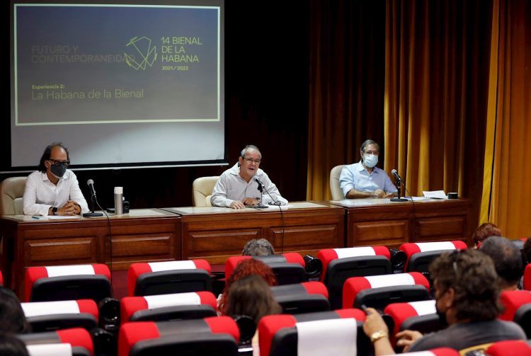 Alexis Triana (c), director del Centro de Comunicación Cultural del Ministerio de Cultura de Cuba, junto a otros funcionarios, participan en una conferencia de prensa sobre la 14 Bienal de La Habana, el 24 de agosto de 2021. Foto: Ernesto Mastrascusa / EFE.