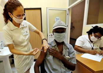 Un hombre es inmunizado contra la COVID-19, con la vacuna cubana Abdala, en La Habana, Cuba. Foto: Ernesto Mastrascusa / EFE.