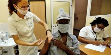 Un hombre es inmunizado contra la COVID-19, con la vacuna cubana Abdala, en La Habana, Cuba. Foto: Ernesto Mastrascusa / EFE.