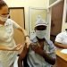 Un hombre es inmunizado contra la COVID-19, con la vacuna cubana Abdala, en La Habana, Cuba. Foto: Ernesto Mastrascusa / EFE.