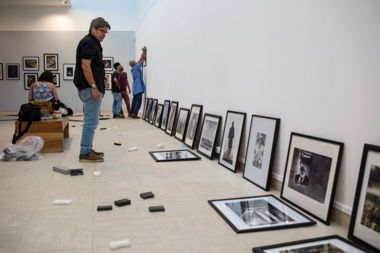 Rafael Acosta en el montaje de la expo La imagen sin límites, Museo Nacional de Bellas Artes. La
Habana, 2018.