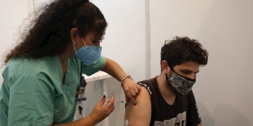Un hombre recibe una dosis de una vacuna contra la COVID-19. Foto: Abir Sultan / EFE / Archivo.