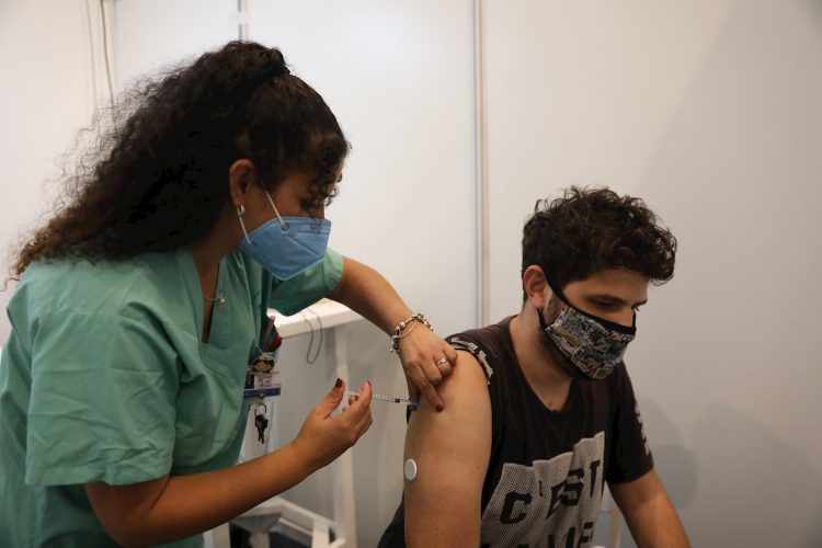 Un hombre recibe una dosis de una vacuna contra la COVID-19. Foto: Abir Sultan / EFE / Archivo.