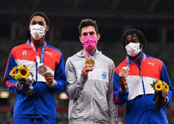 Miltiadis Tentoglou (centro) derrotó a Juan Miguel Echevarría (izquierda) en la final del salto de longitud de los Juegos Olímpicos de Tokio. Foto: Dylan Martínez.