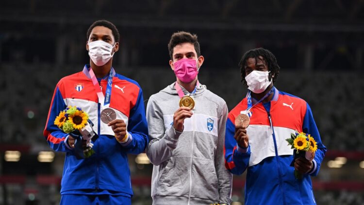 Miltiadis Tentoglou (centro) derrotó a Juan Miguel Echevarría (izquierda) en la final del salto de longitud de los Juegos Olímpicos de Tokio. Foto: Dylan Martínez.