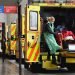 Personal paramédico traslada a una paciente con la COVID-19 en el Reino Unido. Foto: Andy Rain / EFE / Archivo.