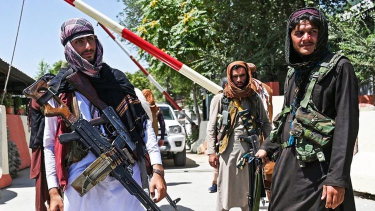 Efectivos talibanes montan guardia a la entrada norte del aeropuerto de Kabul.  Foto: AP