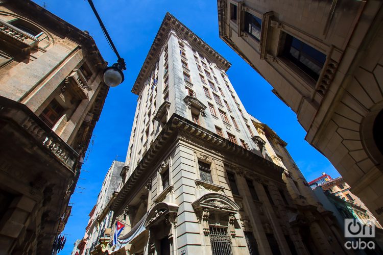 No pocos edificios de La Habana poseen una belleza arquitectónica, muchas veces desapercibida en la vida cotidiana. Foto: Otmaro Rodríguez.