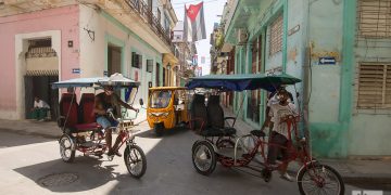 Bicitaxis en una calle de La Habana. Foto: Otmaro Rodríguez.