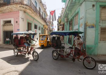 Bicitaxis en una calle de La Habana. Foto: Otmaro Rodríguez.