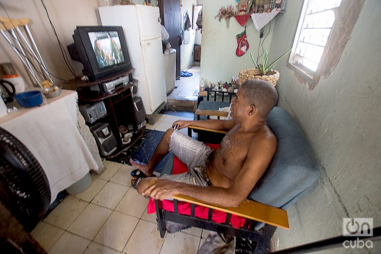 Un hombre mirando Tv en cuarto de una ciudadela en la calle Tejadillo. Foto: Otmaro Rodríguez/Archivo.