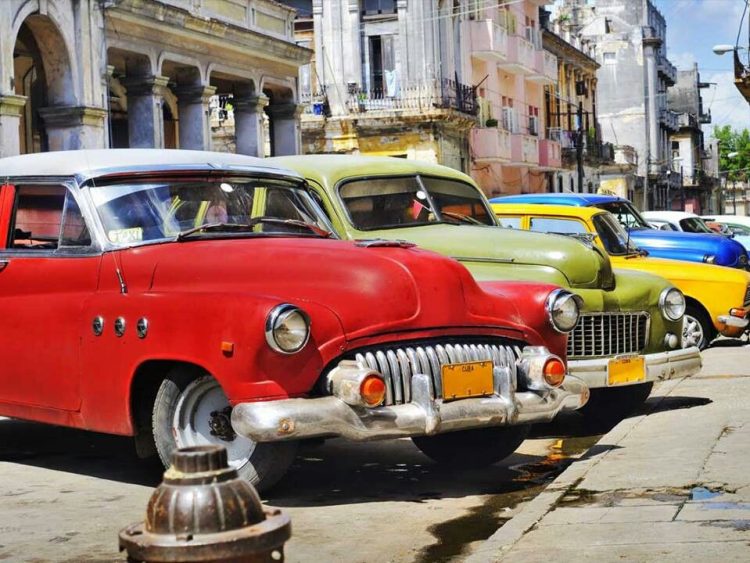 Carros en La Habana Vieja. Foto: tomada de Pinterest.