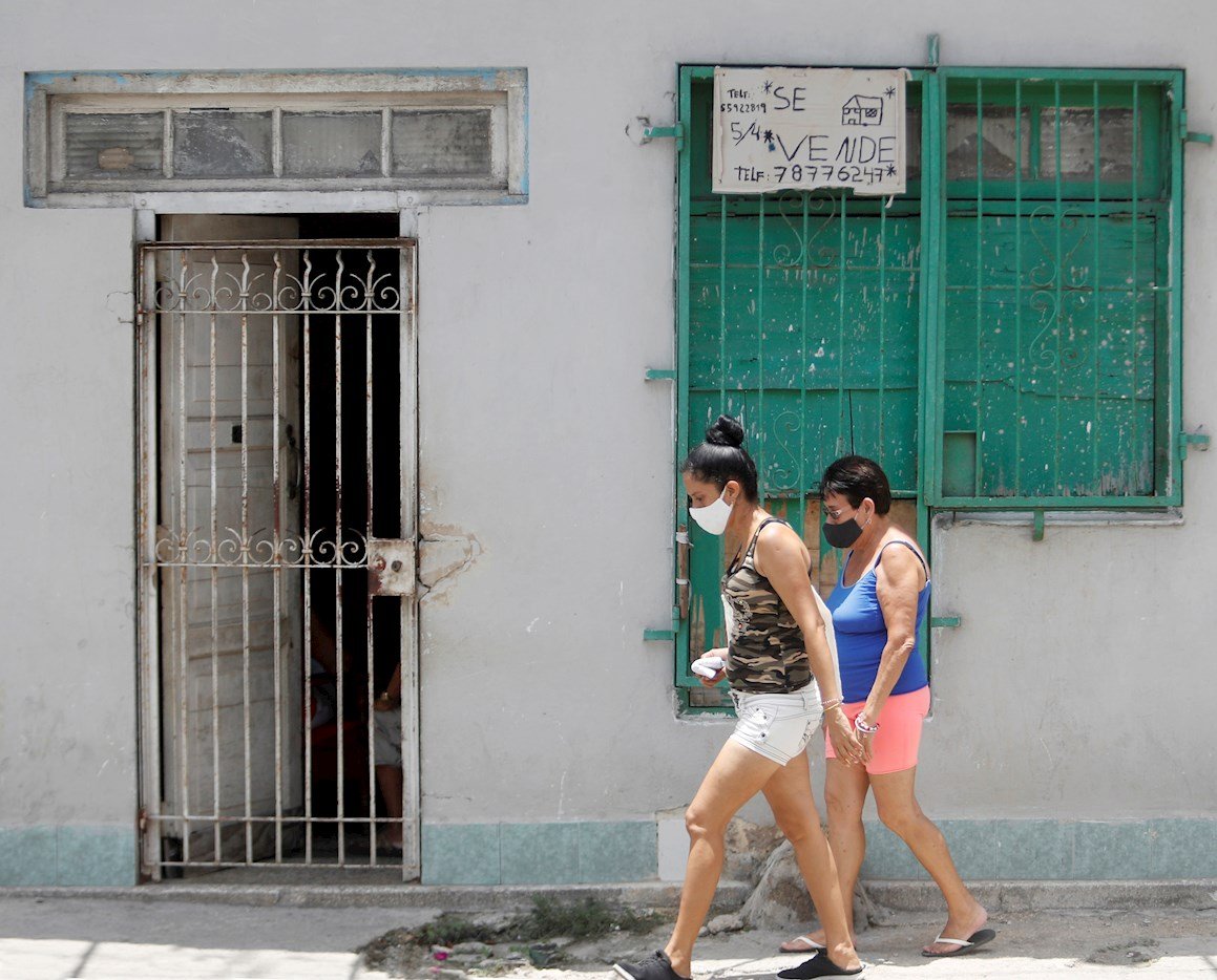 En Cuba, donde muchos optan por vender sus casas con "todo adentro" y buscar una vía de escape a otro país. EFE/Yander Zamora