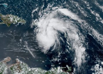 Imagen de satélite de un área de bajas presiones ubicada en mares del Caribe oriental que podría convertirse en ciclón y afectar a Cuba. Foto: NOAA NWS national Hurricane Center/Facebook.