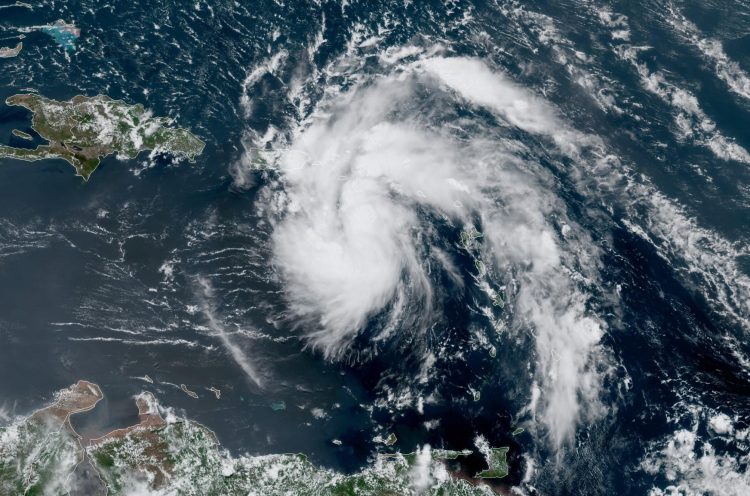 Imagen de satélite de un área de bajas presiones ubicada en mares del Caribe oriental que podría convertirse en ciclón y afectar a Cuba. Foto: NOAA NWS national Hurricane Center/Facebook.