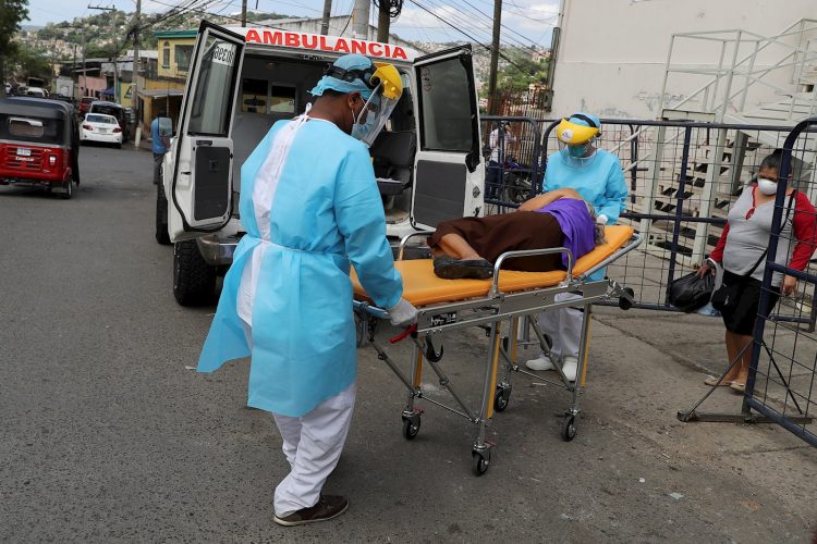 Personal de salud recibe pacientes sospechosos de COVID-19 en Tegucigalpa, Honduras. Foto: EFE/Gustavo Amador/Archivo.