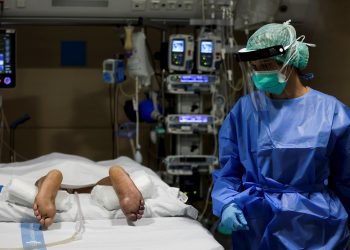 En la imagen personal del Servicio de Medicina Intensiva del Hospital del Vall d'Hebron de Barcelona atienden a un paciente acostado en dicha posición. Foto: EFE/Quique García.