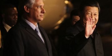 Imagen de archivo de los presidentes de Cuba, Miguel Díaz-Canel (izq), y China, Xi Jinping (der), durante una visita del primero a la nación asiática. Foto: Prensa Latina / Archivo.