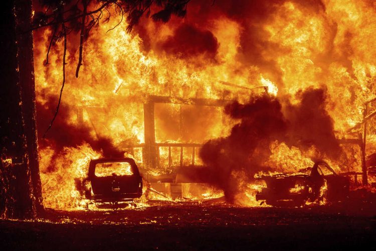 Las llamas consumen una casa en Greenville, California, el miércoles 4 de agosto de 2021. El incendio arrasó varios edificios históricos y docenas de casas en el centro de la localidad. Foto: Noah Berger/AP.