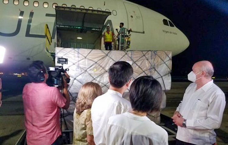 El ministro cubano de Comercio Exterior e Inversión Extranjera recibe la carga humanitaria de China junto al embajador del país asiático en La Habana. Foto: Carlos Miguel Pereira/Facebook via Cubadebate.