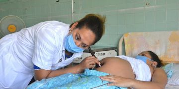 Atención a una mujer embarazada en Cuba. Foto: Armando Ernesto Contreras / ACN / Archivo.
