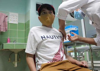 Un niño cubano es inmunizado contra la COVID-19. Foto: ACN / Archivo.