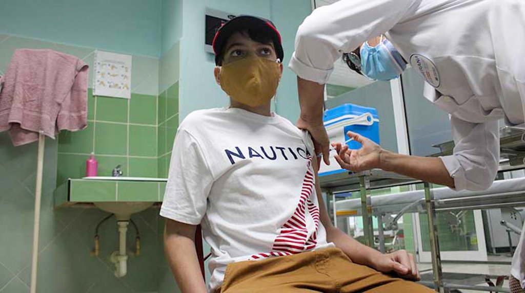 Un niño cubano es inmunizado contra la COVID-19. Foto: ACN / Archivo.