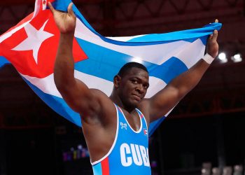 Mijaín López, el abanderado de la delegación cubana,  celebra su cuarta medalla de oro olímpica consecutiva. Foto: Martin Alipaz / AP