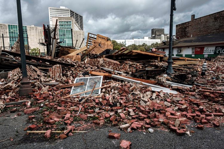 Ladrillos de un edificio derrumbado por el impacto del huracán Ida en New Orleans, Luisiana. Foto: Dan Anderson / EFE.