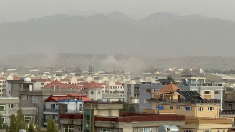 El ataque de ISIS al aereopuerto de Kabul. Foto: Axios.