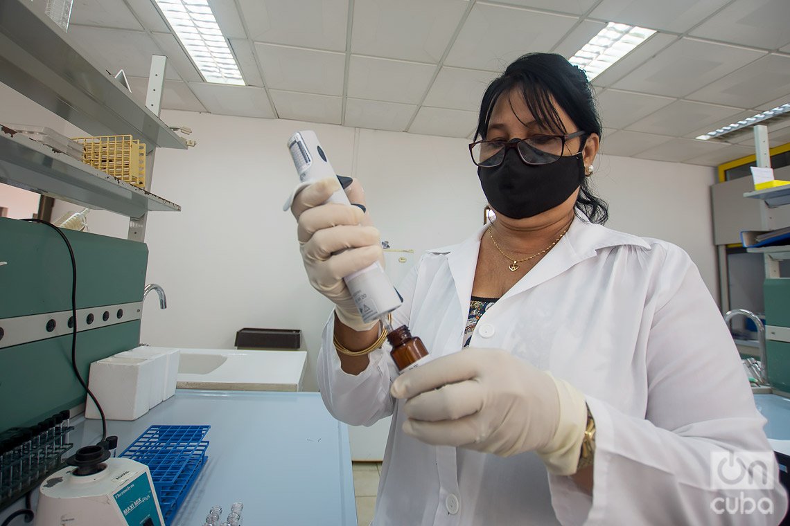 Una trabajadora del Laboratorio Antidoping de La Habana en plena labor. Foto: Otmaro Rodríguez.
