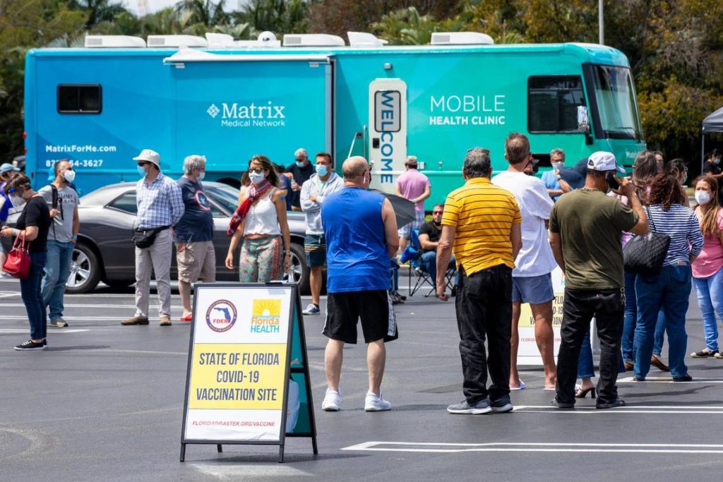 Las autoridades sanitarias de Florida han abierto más puestos móviles de detección y vacunación para hacer frente a la actual oleada de la COVID-19. Foto: AP / Archivo.
