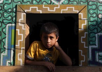 Un niño en la ventana de su casa de la comunidad indígena Shipibo-Konibo, en Perú. Foto: Paolo Aguilar / EFE / Archivo.