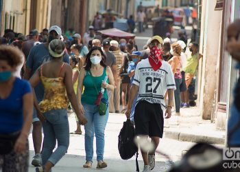 Personas transitan por la Calle Habana. Al fondo, cola para comprar pollo. Foto: Otmaro Rodríguez