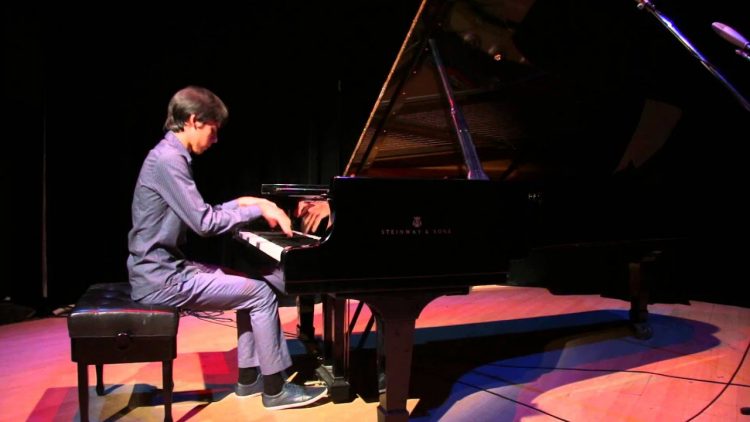 El joven pianista cubano Rodrigo García Ameneiro. Foto: YouTube.