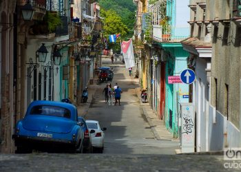 Calle Cuarteles vista desde la Plaza del Ángel, La Habana, Cuba. Foto: Otmaro Rodríguez.