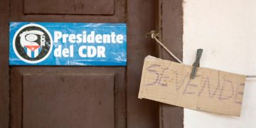 Fotografía a la fachada de una vivienda con cartel de "se vende", el 11 de julio de 2021, en La Habana (Cuba). Foto: EFE/Yander Zamora.