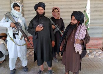 Combatientes talibanes patrullan dentro de la ciudad de Farah, capital de la provincia de Farah, al suroeste de Kabul, Afganistán, el miércoles 11 de agosto de 2021. Foto: Mohammad Asif Khan/AP.