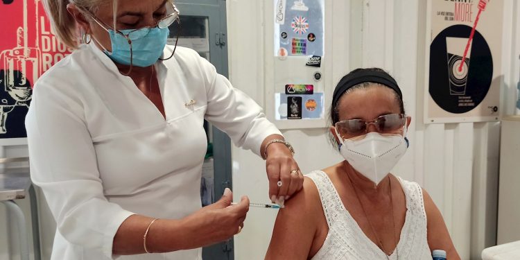 Una mujer recibe la vacuna cubana contra la COVID-19, en La Habana, Cuba. Foto: Ernesto Mastrascusa / EFE / Archivo.