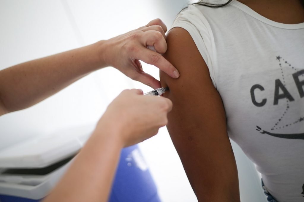 Una persona recibe una dosis de la vacuna contra la covid-19. Foto: EFE/ André Coelho/Archivo.
