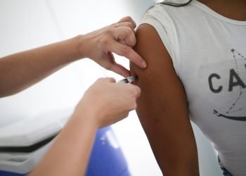 Una persona recibe una dosis de la vacuna contra la covid-19. Foto: EFE/ André Coelho/Archivo.