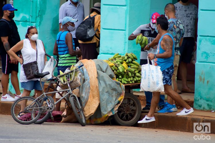 Vendedor ambulante de viandas en la Calle Infanta durante la pandemia. Foto: Otmaro Rodríguez/Archivo OnCuba.