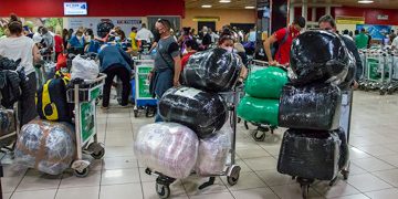 Viajeros en el Aeropuerto Internacional José Martí, de La Habana. Foto: Abel Padrón Padilla/ Cubadebate.