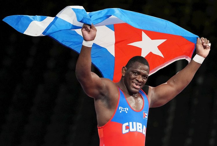 El multicampeón cubano Mijaín López celebra la victoria en la pelea por la medalla de oro en los Juegos Olímpicos de Tokio contra el georgiano Iakobi Kajaia. Foto: EFE.