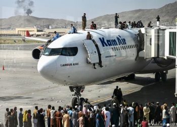 Caos en el aereopuerto de Kabul. Foto: DW.