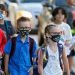 Un grupo de estudiantes regresan a clases este lunes en Miami con sus máscaras puestas contra el COVID-19. Foto: NBC6.