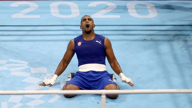 Arlen López, uno de los boxeadores cubanos que consiguió el bicampeonato olímpico en Tokio. Foto: Reuters.