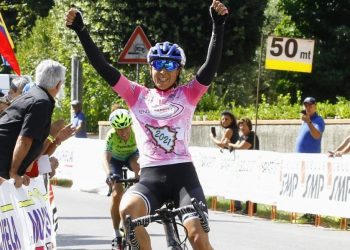 La ciclista cubana Arlenis Sierra levanta los brazos en señal de triunfo al finalizar la primera etapa del Giro a Toscana, Italia, el 28 de agosto de 2021. Foto: A.R. Monex Women's Team / Facebook.