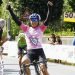 La ciclista cubana Arlenis Sierra levanta los brazos en señal de triunfo al finalizar la primera etapa del Giro a Toscana, Italia, el 28 de agosto de 2021. Foto: A.R. Monex Women's Team / Facebook.