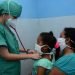Atención a niños convalecientes de la COVID-19 en el Hospital Pediátrico Universitario Paquito González Cueto, en Cienfuegos, Cuba. Foto: Modesto Guitiérrez / ACN / Archivo.